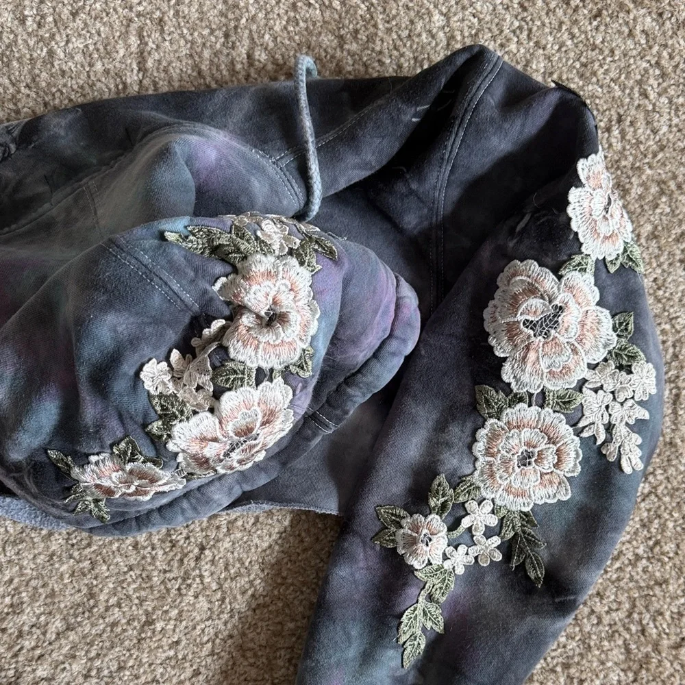 Civil Regime Floral Embroidered Cropped Hoodie - Picture 6 of 8